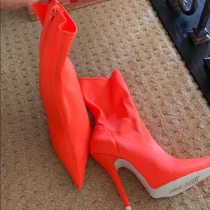 Fitted booties size 6! Best color no box